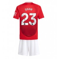 Dětský fotbalový dres Manchester United Luke Shaw #23 2024-25 Domácí Krátký Rukáv (+ trenýrky)